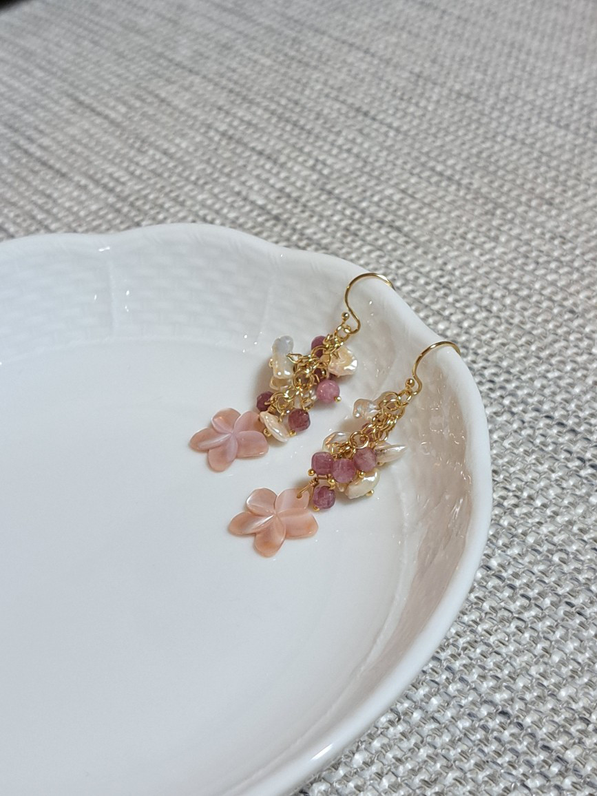 14kgf  プルメリア型のピンクシェルと淡水パールのピアス