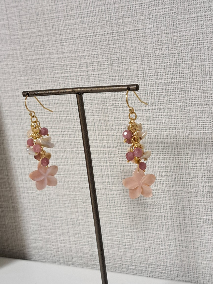 14kgf  プルメリア型のピンクシェルと淡水パールのピアス