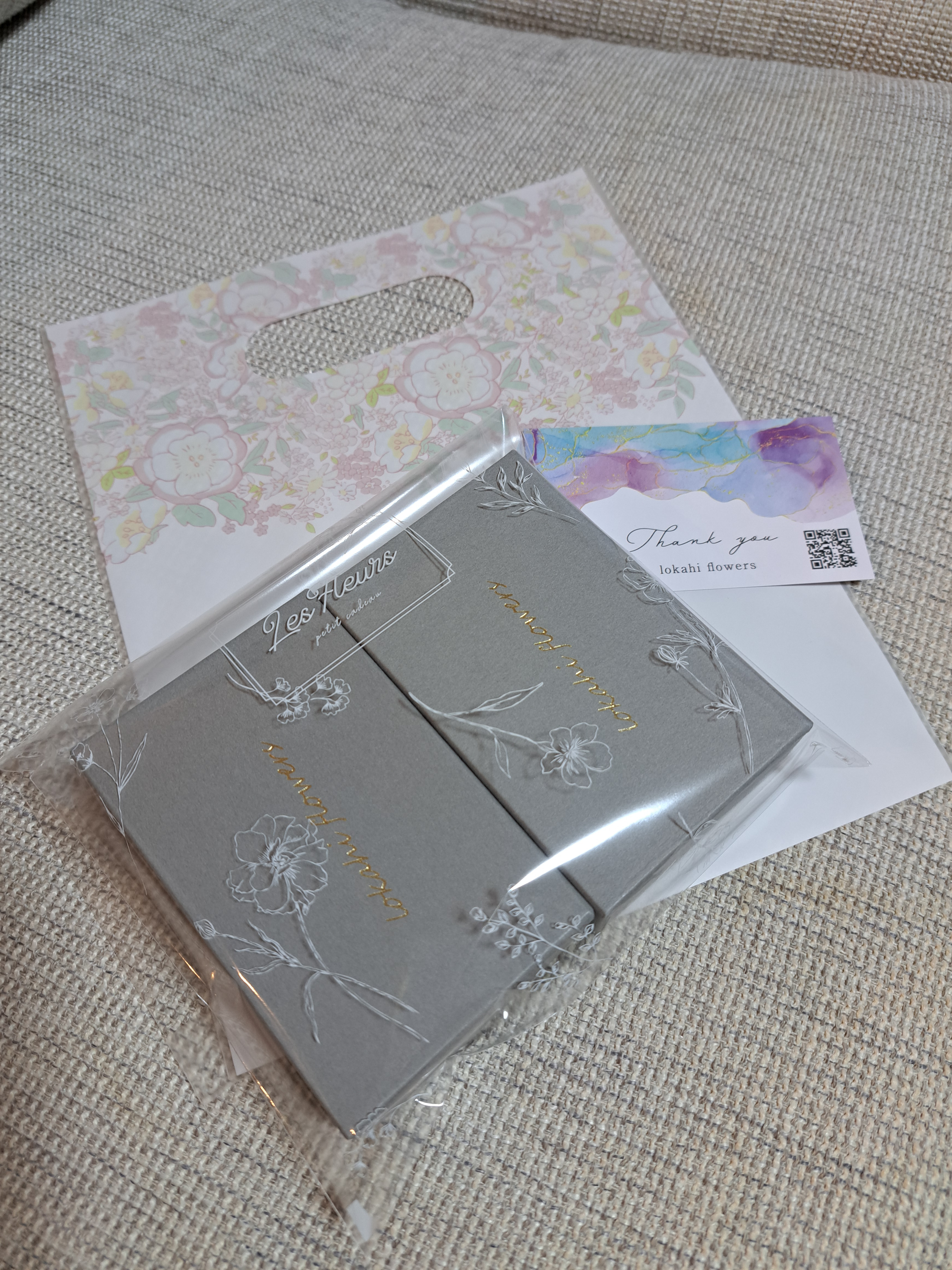 14kgf  プルメリア型のピンクシェルと淡水パールのピアス