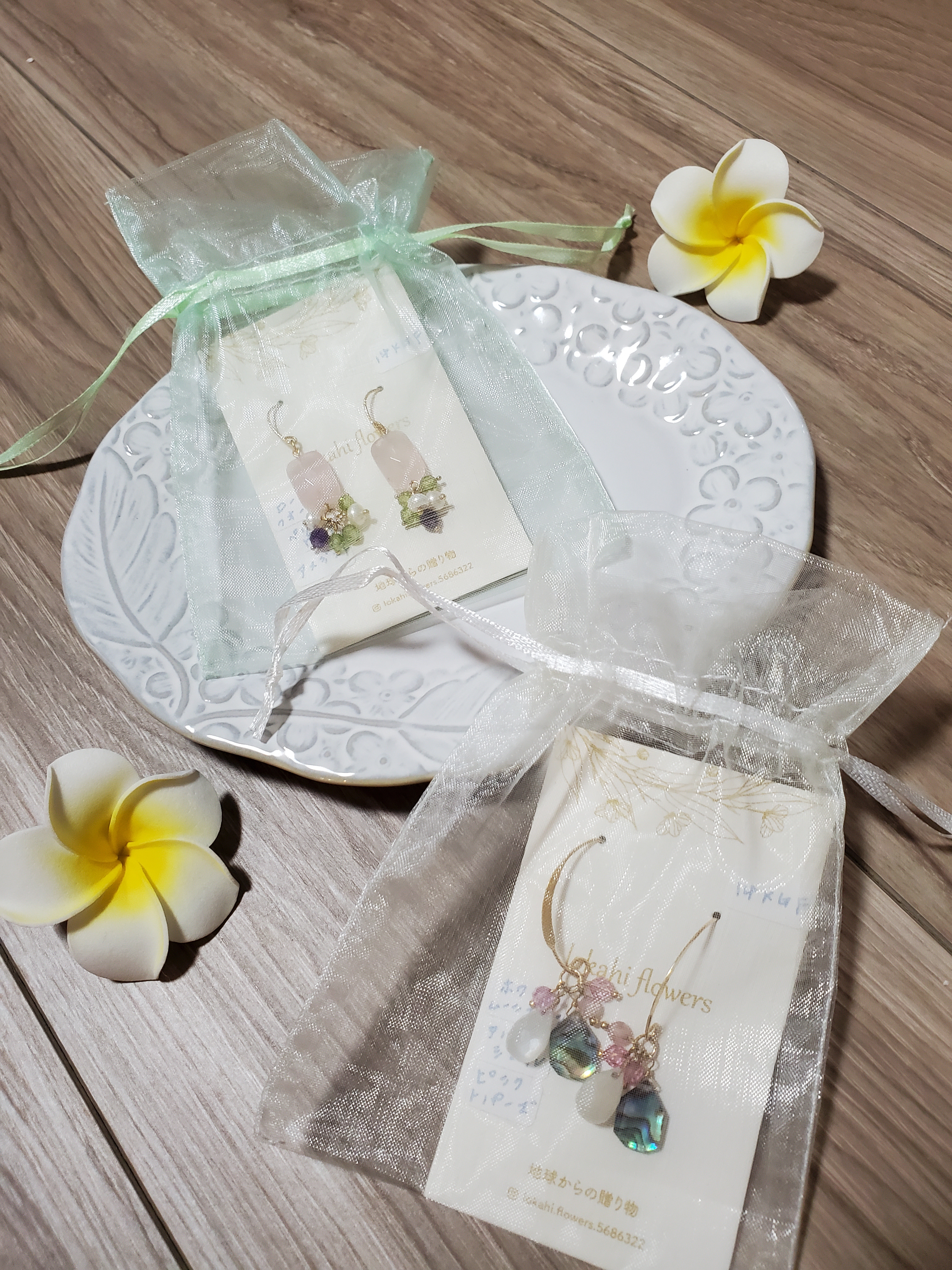 14kgf  プルメリア型のピンクシェルと淡水パールのピアス