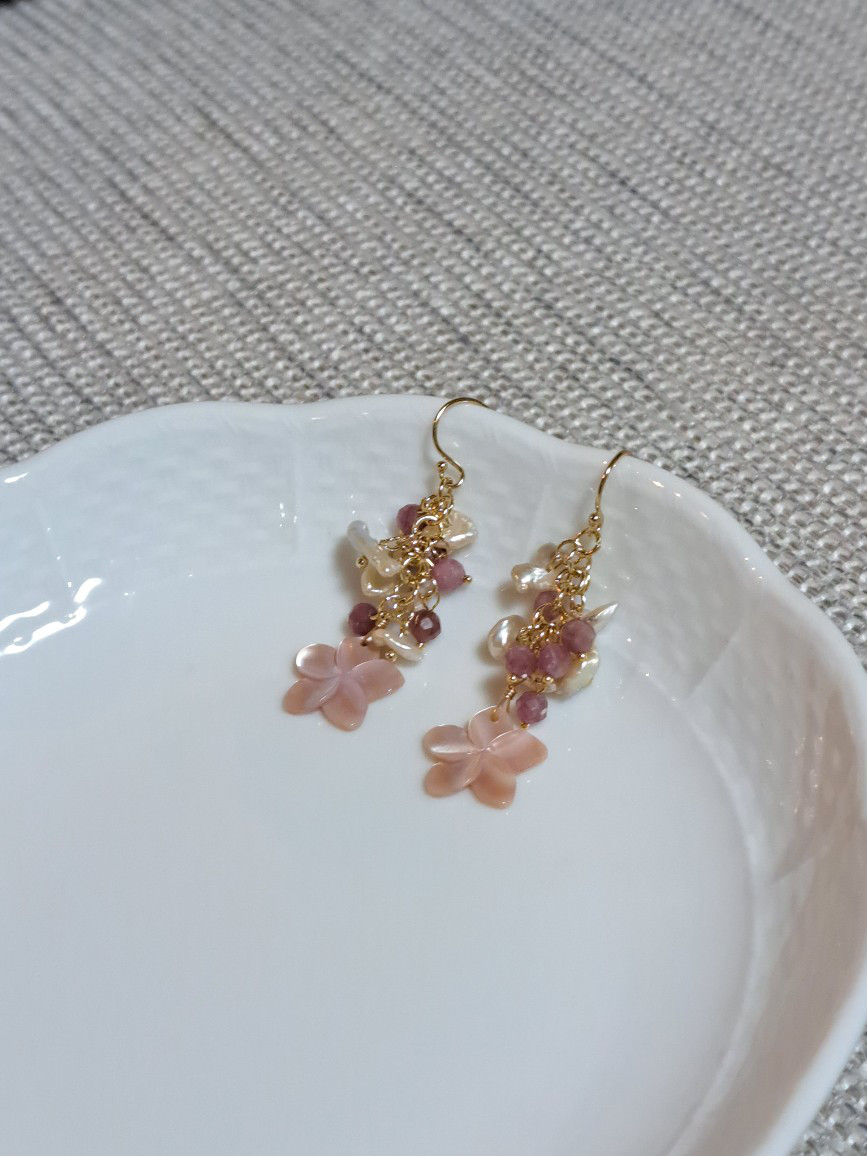 14kgf  プルメリア型のピンクシェルと淡水パールのピアス