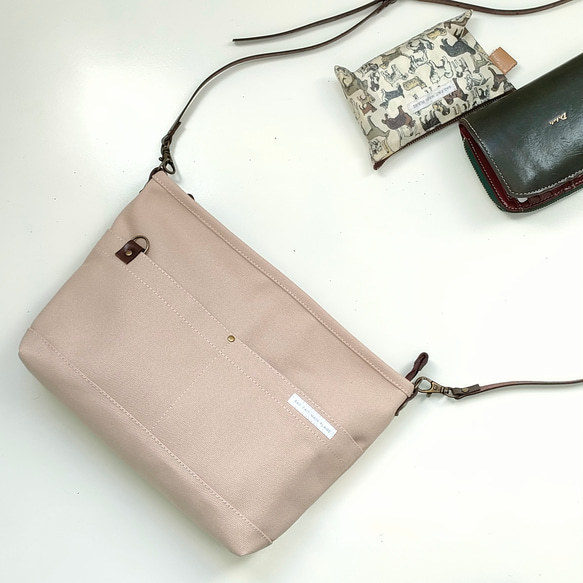 【サコッシュみたいなミニショルダー】   ベージュ キャンバス  帆布 ショルダーバッグ ミルクティー A5サイズ 1枚目の画像