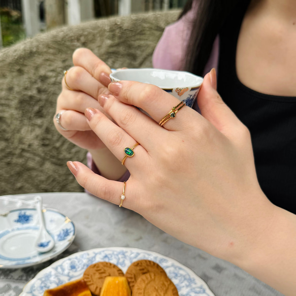 夜空の輝き＊ブラックオパール華奢ツイストリング（真鍮・K18コーティング）｜オーバルカボションカット・サイズオーダー可 3枚目の画像