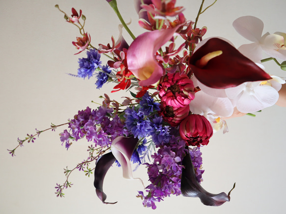 動きのある人気のモーヴカラー花材を細かく束ねたアーティフィシャルフラワーブーケ ウェディングブーケ 3枚目の画像