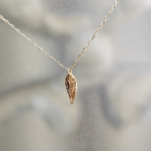 シンプルだけじゃないかわいい葉っぱ。K18金ゴールド手作り手彫り【月