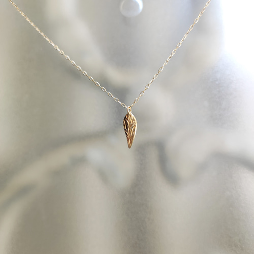 シンプルだけじゃないかわいい葉っぱ。K18金ゴールド手作り手彫り【月