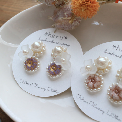 耳元華やぐﾊﾟｰﾙとお花のﾋﾞｰｽﾞ刺繍ﾋﾟｱｽ/ｲﾔﾘﾝｸﾞ【ﾁｪｺﾋﾞｰｽﾞのお花の色