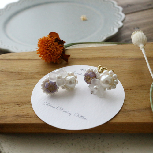 耳元華やぐﾊﾟｰﾙとお花のﾋﾞｰｽﾞ刺繍ﾋﾟｱｽ/ｲﾔﾘﾝｸﾞ【ﾁｪｺﾋﾞｰｽﾞのお花の