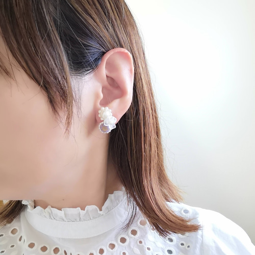 耳元華やぐﾊﾟｰﾙとお花のﾋﾞｰｽﾞ刺繍ﾋﾟｱｽ/ｲﾔﾘﾝｸﾞ【ﾁｪｺﾋﾞｰｽﾞのお花の色