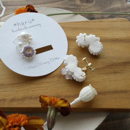 耳元華やぐﾊﾟｰﾙとお花のﾋﾞｰｽﾞ刺繍ﾋﾟｱｽ/ｲﾔﾘﾝｸﾞ【ﾁｪｺﾋﾞｰｽﾞのお花の色