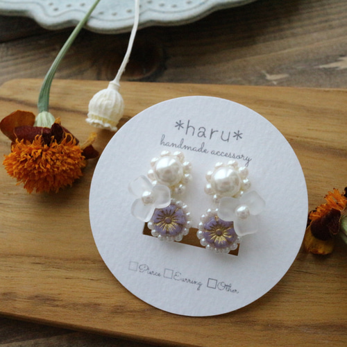 耳元華やぐﾊﾟｰﾙとお花のﾋﾞｰｽﾞ刺繍ﾋﾟｱｽ/ｲﾔﾘﾝｸﾞ【ﾁｪｺﾋﾞｰｽﾞのお花の色