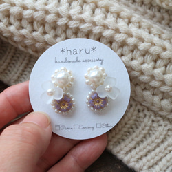 耳元華やぐﾊﾟｰﾙとお花のﾋﾞｰｽﾞ刺繍ﾋﾟｱｽ/ｲﾔﾘﾝｸﾞ【ﾁｪｺﾋﾞｰｽﾞのお花の色