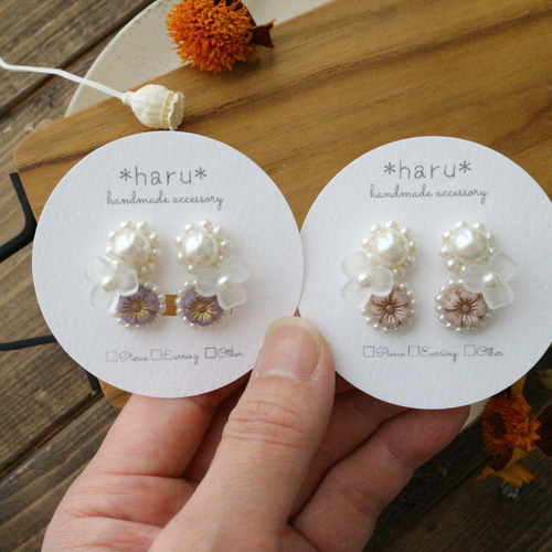 耳元華やぐﾊﾟｰﾙとお花のﾋﾞｰｽﾞ刺繍ﾋﾟｱｽ/ｲﾔﾘﾝｸﾞ【ﾁｪｺﾋﾞｰｽﾞのお花の色