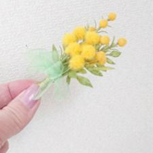 ミモザハンドメイド2025】ぽんぽんミモザのコサージュ風ブローチ 