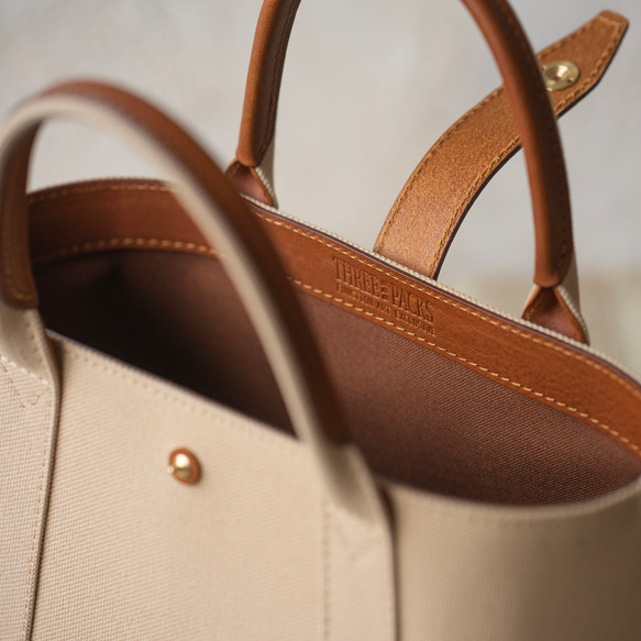 使用6號帆布和真皮的小型托特包 (米白) 第6張的照片