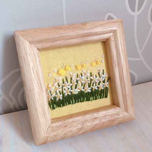 刺繍フレーム 蝶々とスイセン 壁飾り インテリア雑貨 フォトフレーム