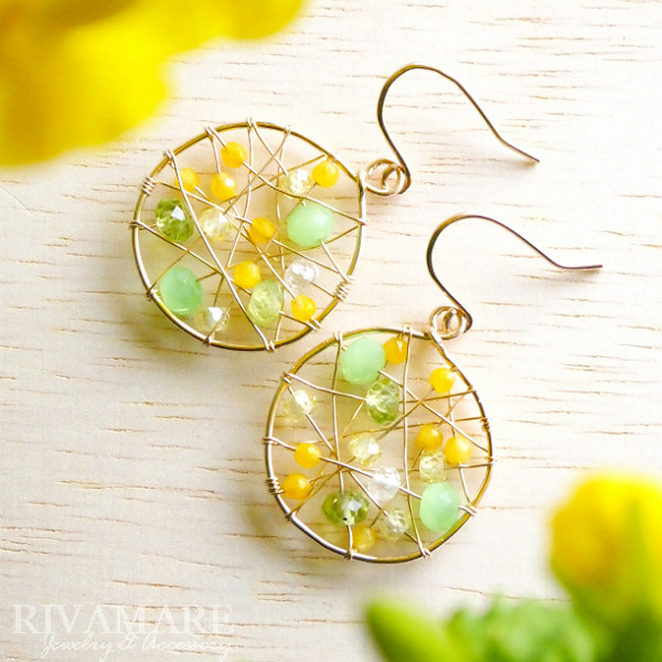 「菜の花 ボンボニエール」イエロージェイド イエロージルコン ホワイトトパーズ ペリドット グリーンカラービーズ ピアス