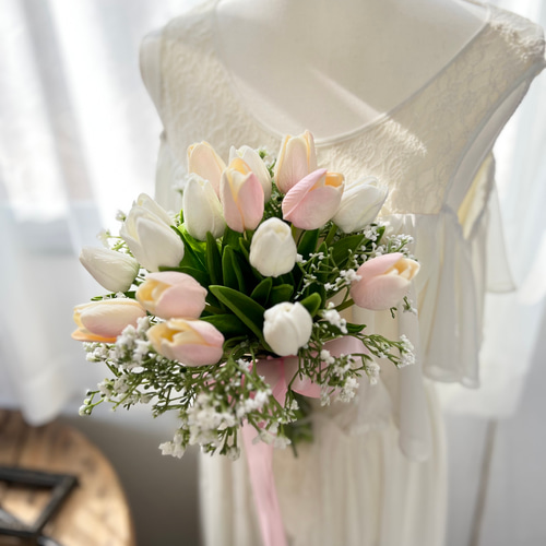 白×ピンクチューリップクラッチブーケ☆ ブーケ ほうき星☆ 通販