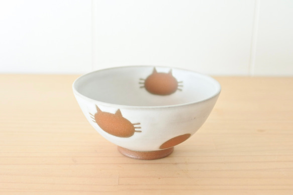 お茶碗中サイズ（白）ねこ水玉【受注制作】 茶碗・めし碗 こめがま