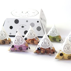 ホワイトデーシールリボン付き7種類の豆菓子のテトラ小包装セット【ななついろまめ】 3枚目の画像