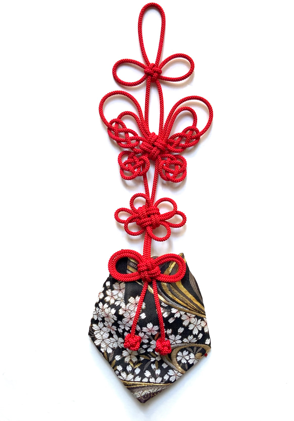 かりろく（掛け香）赤　　桜黒（wall-hanging incense bag)　桜ハンドメイド2023 1枚目の画像
