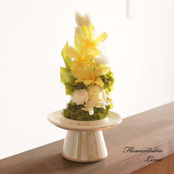 【仏花】ガラスドーム入りデンファレと小菊の仏花（黄色）　全てプリザーブドフラワーを使用しています。 4枚目の画像