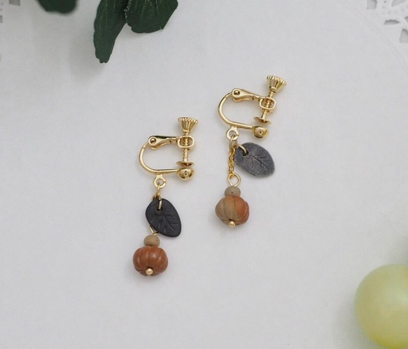 備前焼イヤリング　赤い木の実・葉っぱ付き（ピアス変更可）16kgp 1枚目の画像