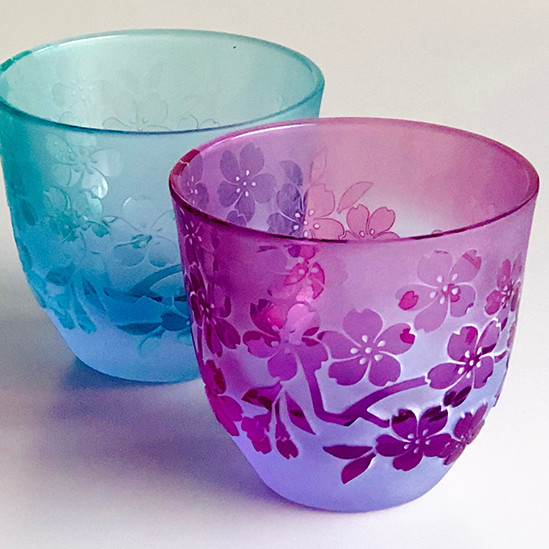 季節のぐい呑み「桜」ペアグラス 金赤とグリーンブルーのあざやかで春らしいグラス 7,029円