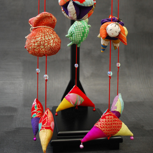 2026年版受付終了】願いをつなぐ つるし雛(大) 正絹古布使用の一点物