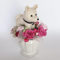 柴犬（白）のプリザーブドフラワーアレンジメント（ピンク）　　犬　母の日 3枚目の画像