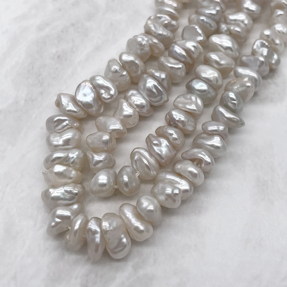 淡水パール 縦穴 花びら ペタル バロック ケシ 4粒 6~8mm*6~8mm シルバーホワイト系 小粒 1枚目の画像
