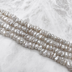 淡水パール 縦穴 花びら ペタル バロック ケシ 4粒 6~8mm*6~8mm シルバーホワイト系 小粒 5枚目の画像