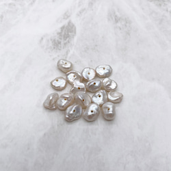 淡水パール 縦穴 花びら ペタル バロック ケシ 4粒 6~8mm*6~8mm シルバーホワイト系 小粒 2枚目の画像