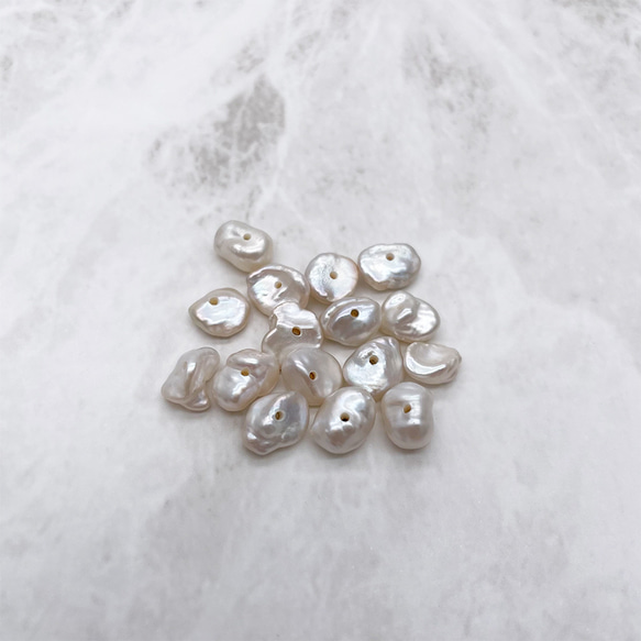 淡水パール 縦穴 花びら ペタル バロック ケシ 4粒 6~8mm*6~8mm シルバーホワイト系 小粒 2枚目の画像