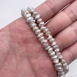 淡水パール 縦穴 花びら ペタル バロック ケシ 4粒 6~8mm*6~8mm シルバーホワイト系 小粒 4枚目の画像