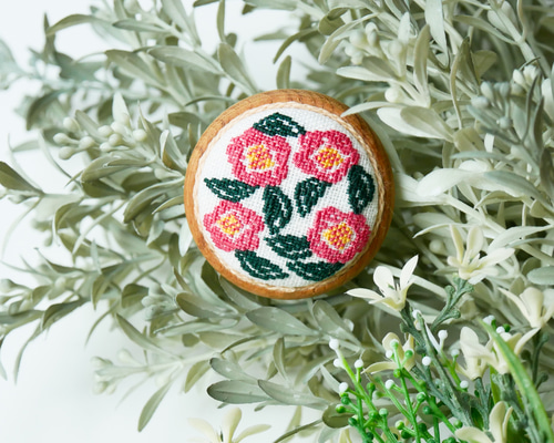 椿 カメリア 刺繍くるみボタンブローチ/ヘアゴム plantsplanet ツバキ