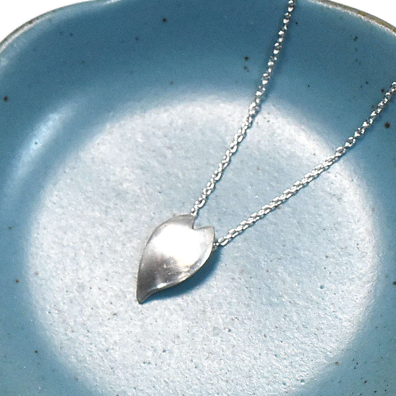 桜の花びら シルバーネックレス