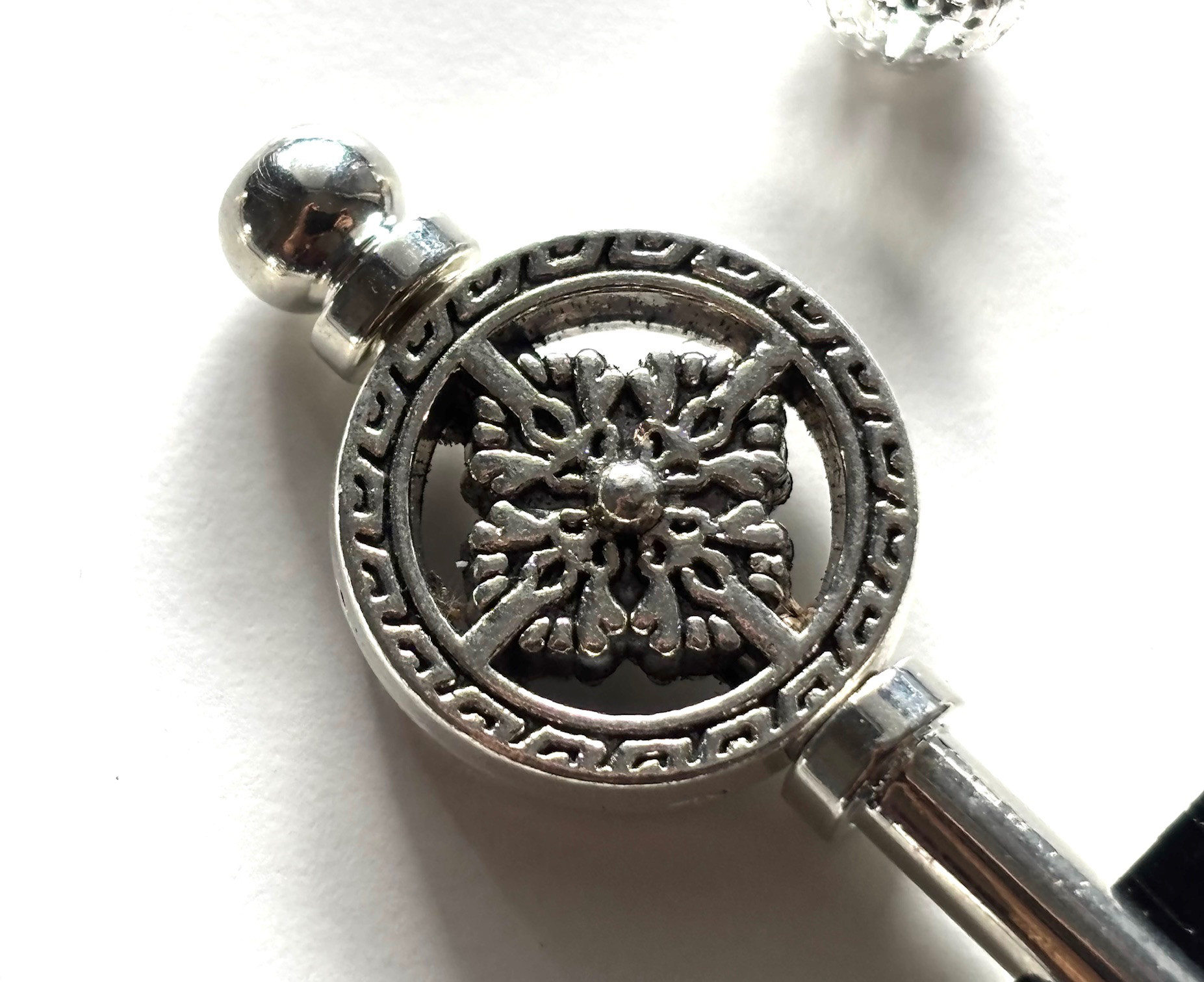 かんざし　エスニック透かし十字架のコインビーズ　シルバー　一本簪　シンプル　洋風　アンティーク風　クロス