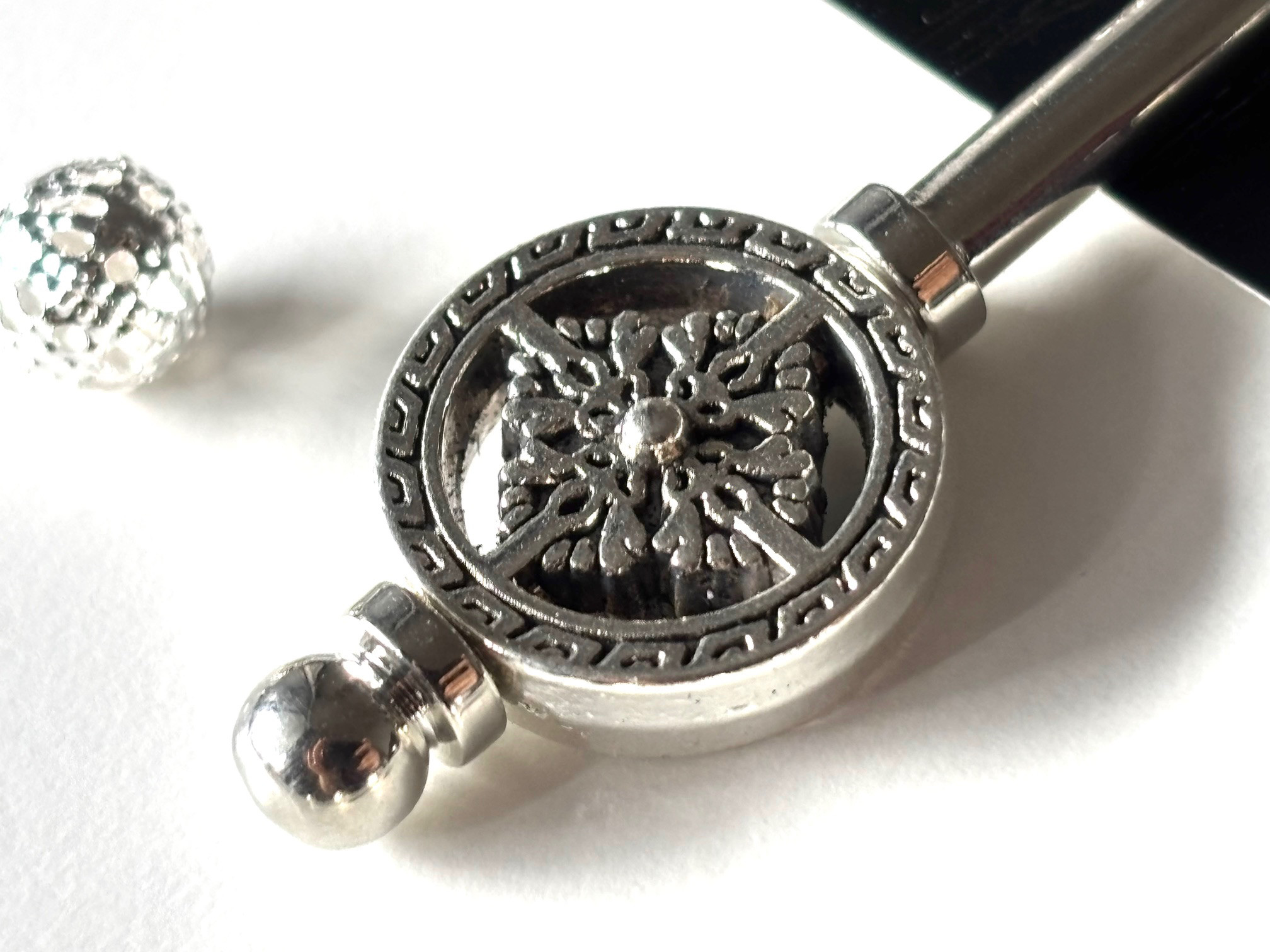 かんざし　エスニック透かし十字架のコインビーズ　シルバー　一本簪　シンプル　洋風　アンティーク風　クロス