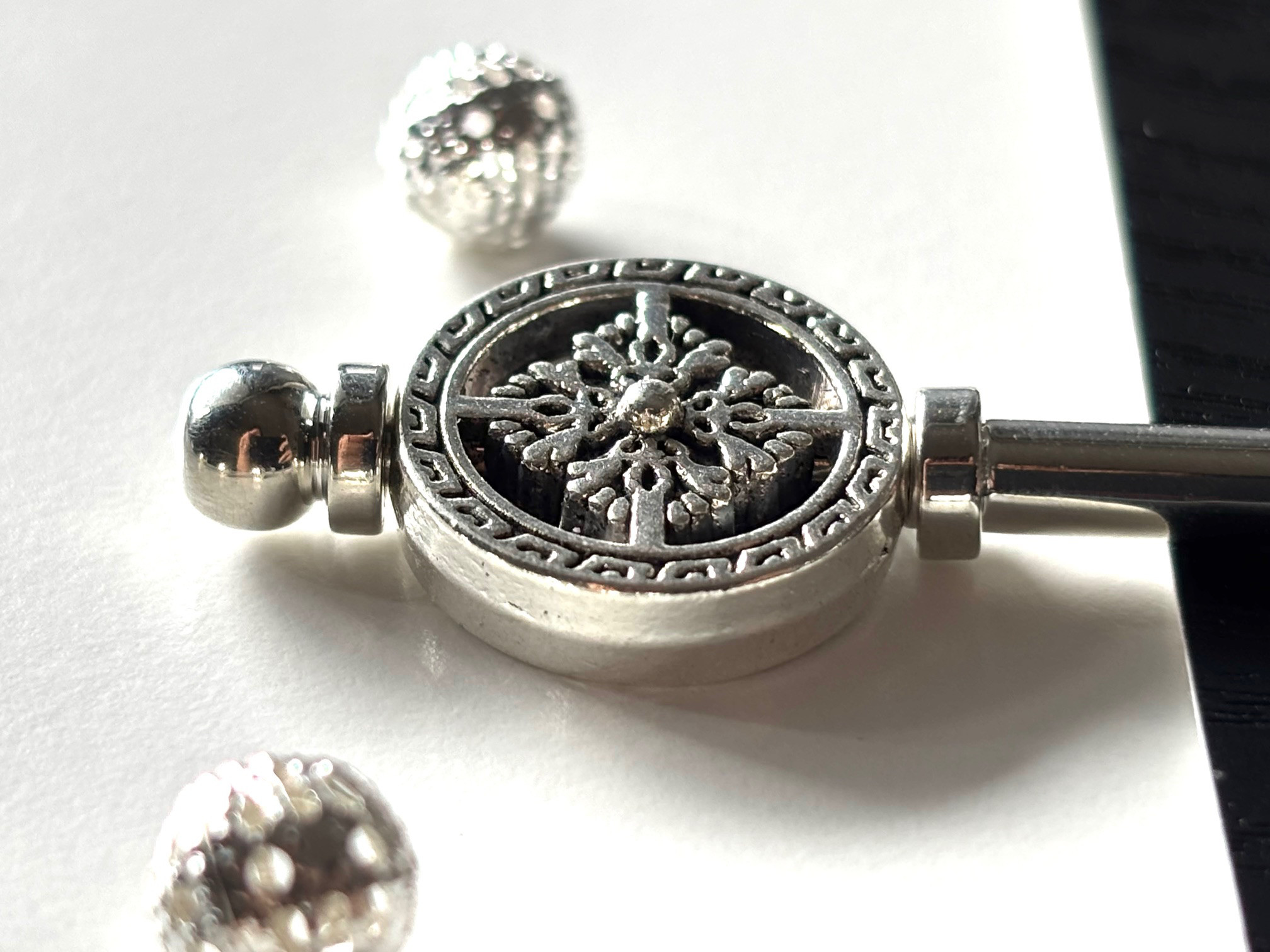 かんざし　エスニック透かし十字架のコインビーズ　シルバー　一本簪　シンプル　洋風　アンティーク風　クロス