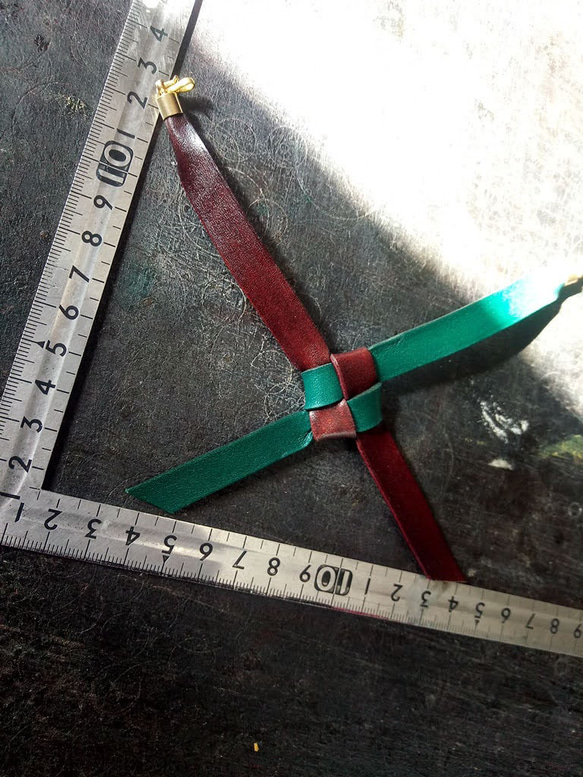 本革羽織紐　 緑+こげ茶色　レザーを縁起の良い叶結びにし着物や浴衣の羽織に！ 2枚目の画像