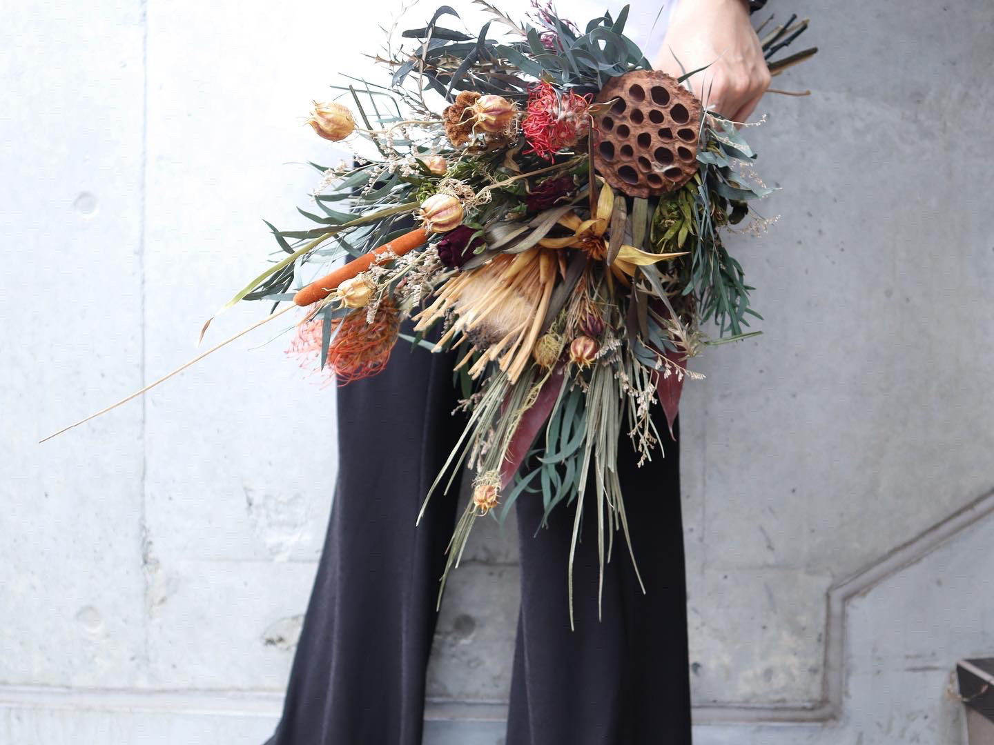 人気の海外花を細かく束ねたアースカラーのクラッチブーケ ドライフラワー インテリア プロテア ユーカリ