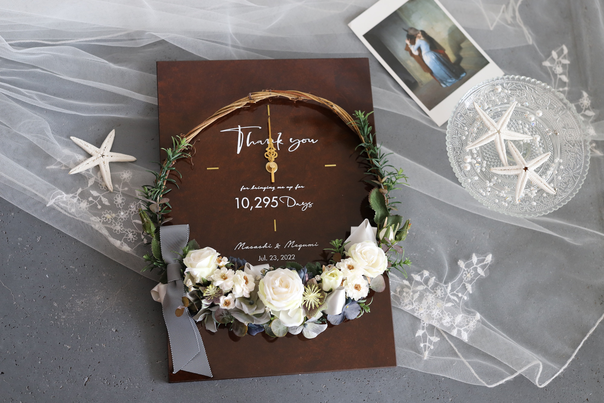 ☆結婚式の両親贈呈品や還暦祝い＆結婚記念日などに☆只今受付サインプレゼント！木製メッセージフラワー時計【プレミアム】