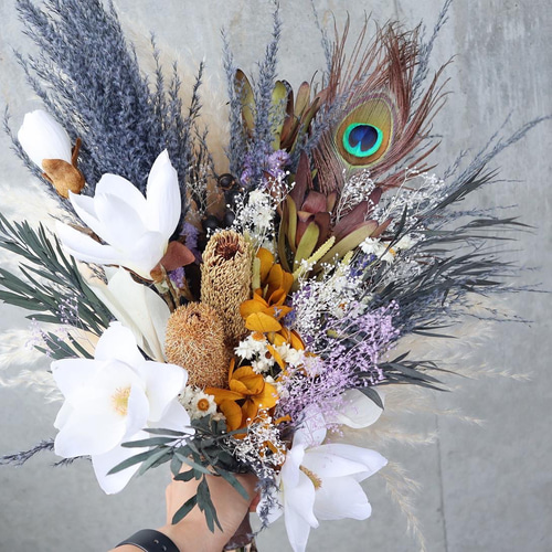 人気】マグノリアとくすみブルーのクラッチブーケ♡ ウェディング