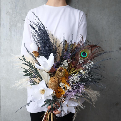 人気】マグノリアとくすみブルーのクラッチブーケ♡ ウェディング