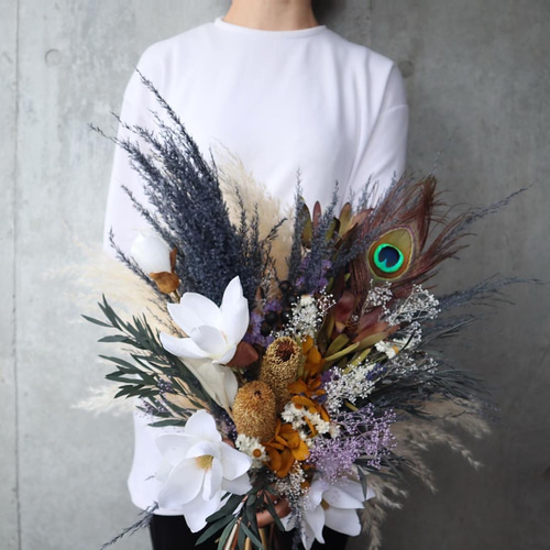 人気】マグノリアとくすみブルーのクラッチブーケ♡ ウェディング