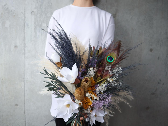 人気】マグノリアとくすみブルーのクラッチブーケ♡ ウェディング