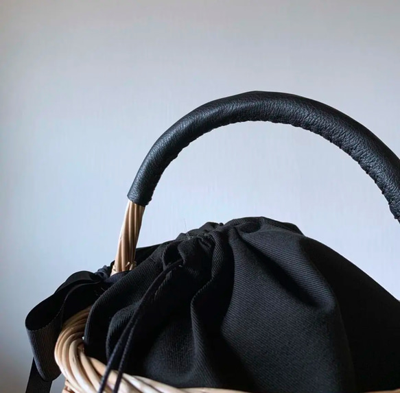 軽さが特徴　持ちやすいかごバッグ　コロンと丸いりぼんのバッグ 4枚目の画像