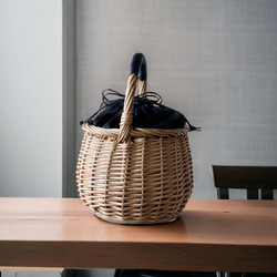 軽さが特徴　持ちやすいかごバッグ　コロンと丸いりぼんのバッグ 3枚目の画像