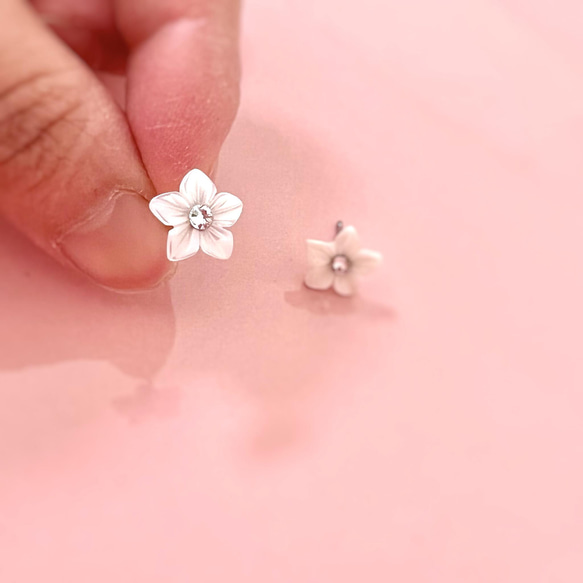 究極の金属アレルギー対応ピアス ～小さなお花のシェルピアス〜 4枚目の画像